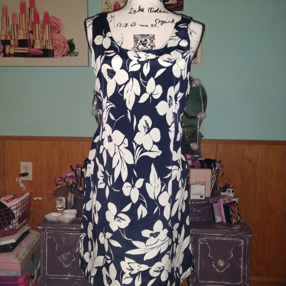 Like New Navy Blue White Flower Dress